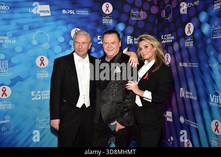 40. Jahre -Künstler GEGEN AIDS C DIE GALA 2025 Künstler GEGEN AIDS C DIE GALA 2025 Klaus Wowereit, Lars Vestergaard von Laustsen, berliner AIDS Hilfe mit Kim Fisher Ankunft, roter Teppich zum Jubiläum Künstler GEGEN AIDS C DIE GALA 2025 Benefizgala zum 40-jährigen Jubiläum der Berliner AIDS-Hilfe e.V. im TDW in Berlin am 01.12.2025 Photopress Mueller Banque D'Images