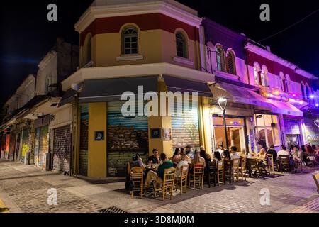 Thessalonique, Grèce, 17 septembre 2025. Le marché de Kapani se transforme en un centre de restauration animé avec des tables, de la nourriture et des gens sous des lumières festives. Banque D'Images