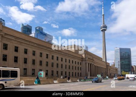 Gare Union avec tour CN en arrière-plan à Toronto. Banque D'Images