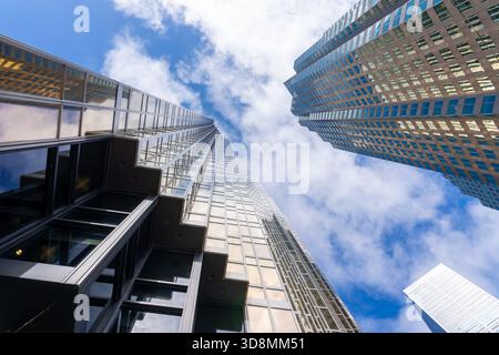 Vous cherchez des immeubles de bureaux modernes de grande hauteur avec un ciel bleu en arrière-plan. Toronto, Canada Banque D'Images