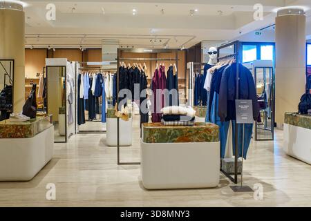 Sliema, Malte - 11.30.2025, mannequins élégants et porte-vêtements colorés dans un magasin de luxe, préparés pour le début des soldes du Black Friday. Banque D'Images