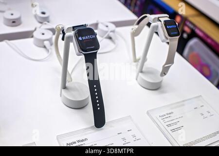 Sliema, Malte - 11.30.2025. Gros plan des modèles d'affichage Apple Watch Series 11 sur des supports de sécurité à l'intérieur d'un magasin d'électronique. Banque D'Images