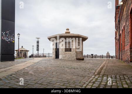 Liverpool, Royaume-Uni, 16 novembre 2025 : Hartley Hut, un bâtiment octogonal utilisé comme abri pour les dockers, Albert Dock. Banque D'Images