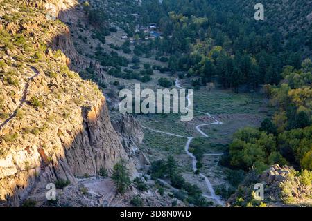 Vue en soirée sur la principale zone d'intérêt de Frijoles Canyon au Bandelier National Monument, Los Alamos, Nouveau-Mexique, États-Unis. Banque D'Images
