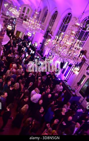 40. Jahre -Künstler GEGEN AIDS C DIE GALA 2025 Künstler GEGEN AIDS C DIE GALA 2025 Gäste beim Abfeiern zum Jubiläum Künstler GEGEN AIDS C DIE GALA 2025 Benefizgala zum 40-jährigen Jubiläum der Berliner AIDS-Hilfe e.V. im TDW in Berlin AM 01.12.2025 *** 40 years of ARTISTS AGAINST AIDS C LE GALA 2025 ARTISTS AGAINST AIDS C LE GALA 2025 invités célébrant l'anniversaire des ARTISTES AGAINST AIDS C LE GALA 2025 Benefit Gala pour LE 40e anniversaire de Berliner AIDS Hilfe e V at TDW à Berlin le 01 12 2025 Photopress Mueller Banque D'Images