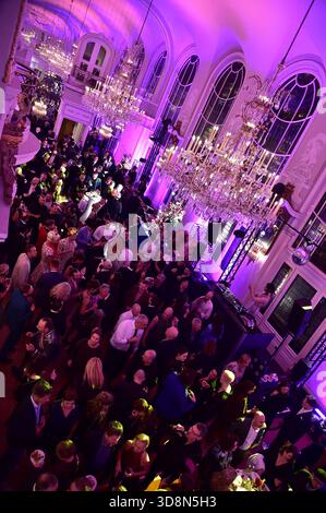 40. Jahre -Künstler GEGEN AIDS C DIE GALA 2025 Künstler GEGEN AIDS C DIE GALA 2025 Gäste beim Abfeiern zum Jubiläum Künstler GEGEN AIDS C DIE GALA 2025 Benefizgala zum 40-jährigen Jubiläum der Berliner AIDS-Hilfe e.V. im TDW in Berlin AM 01.12.2025 *** 40 years of ARTISTS AGAINST AIDS C LE GALA 2025 ARTISTS AGAINST AIDS C LE GALA 2025 invités célébrant l'anniversaire des ARTISTES AGAINST AIDS C LE GALA 2025 Benefit Gala pour LE 40e anniversaire de Berliner AIDS Hilfe e V at TDW à Berlin le 01 12 2025 Photopress Mueller Banque D'Images