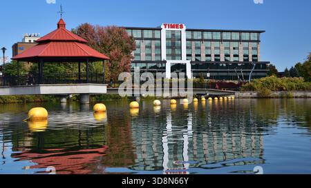 Le 27 SEPTEMBRE 2025 - SHERBROOKE, QUÉBEC, CANADA - L'hôtel Times et le belvédère du lac des Nations vus du lac. Banque D'Images