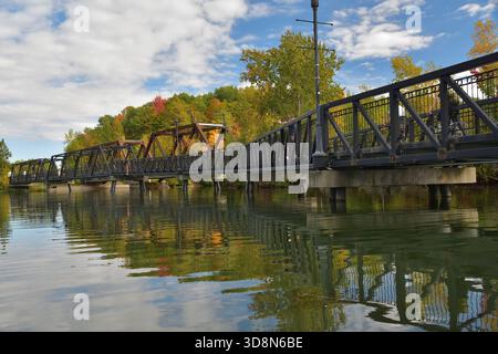 27 SEPTEMBRE 2025 - SHERBROOKE, QUÉBEC, CANADA - promenade du lac des Nations vue du lac. Banque D'Images