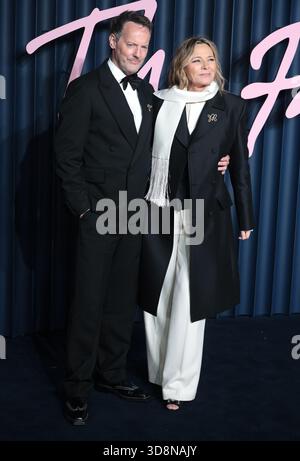 Londres, Royaume-Uni, 1er décembre 2025, Russell Thomas et Kim Cattrall arrivant aux Fashion Awards 2025 au Royal Albert Hall de Londres, Royaume-Uni. Crédit Fred Duval / Alamy Live News Banque D'Images