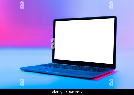 Ordinateur portable sur un fond coloré prêt pour le travail créatif ou des projets Banque D'Images