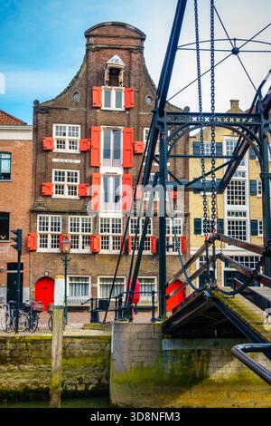 Pont-levis damiate avec des maisons historiques en arrière-plan à Dordrecht, pays-Bas Banque D'Images