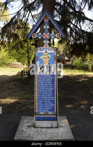 Croix de tombe en bois du joyeux cimetière de Sapanta à Maramures, Musée du village, Bucarest, Roumanie Banque D'Images