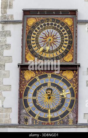 Deux horloges situées l'une au-dessus de l'autre à l'extérieur de la tour de la mairie, une horloge de phase de lune et une horloge normale de 12 heures, horloge spéciale dans laquelle un SO Banque D'Images