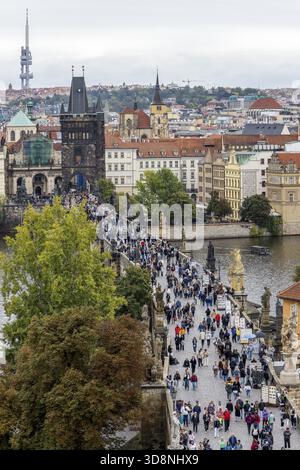 Photographié avec le pont entre les deux tours Tour du pont de la petite ville, Malostranska mostecka VGS, sur la rue gothique historiquement significative Banque D'Images
