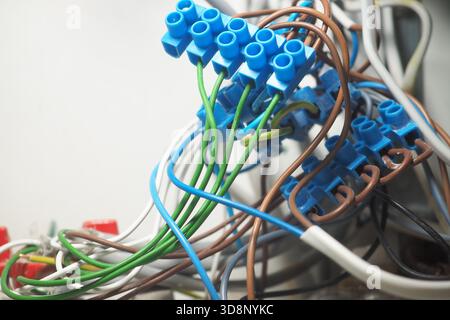 Connexions de câblage dans une boîte de jonction électrique Banque D'Images