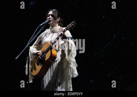 Naples, Italie. 1er décembre 2025. Naples, Italie. Carmen Consoli se produit au Teatro Augusteo lors de l'Amuri Luci - Tour 2025 à Naples, NA, Italie. 01 décembre 2025. Crédit : SOPA images Limited/Alamy Live News Banque D'Images