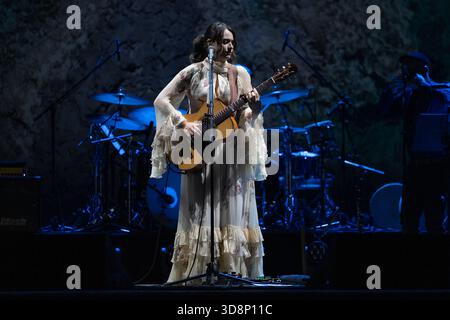 Naples, Italie. 1er décembre 2025. Naples, Italie. Carmen Consoli se produit au Teatro Augusteo lors de l'Amuri Luci - Tour 2025 à Naples, NA, Italie. 01 décembre 2025. Crédit : SOPA images Limited/Alamy Live News Banque D'Images