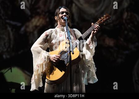 Naples, Italie. 1er décembre 2025. Naples, Italie. Carmen Consoli se produit au Teatro Augusteo lors de l'Amuri Luci - Tour 2025 à Naples, NA, Italie. 01 décembre 2025. Crédit : SOPA images Limited/Alamy Live News Banque D'Images