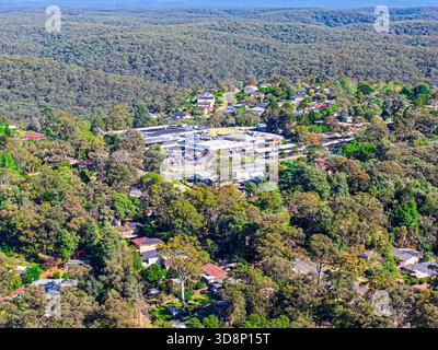 Photographie aérienne par drone du complexe du centre commercial Winmalee situé dans la ville régionale de Winmalee dans les Blue Mountains, Nouvelle-Galles du Sud, Australie. Banque D'Images