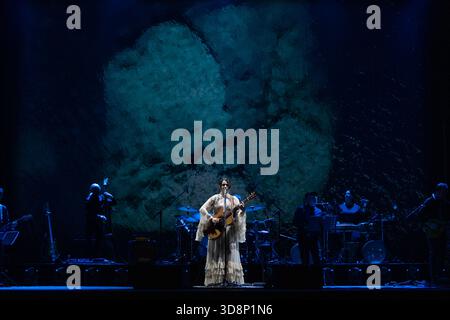 Naples, Italie. 1er décembre 2025. Carmen Consoli se produit au Teatro Augusteo pendant l'Amuri Luci - Tour 2025. (Photo par Andrea Gulí/SOPA images/SIPA USA) crédit : SIPA USA/Alamy Live News Banque D'Images