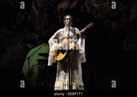 Naples, Italie. 1er décembre 2025. Carmen Consoli se produit au Teatro Augusteo pendant l'Amuri Luci - Tour 2025. (Photo par Andrea Gulí/SOPA images/SIPA USA) crédit : SIPA USA/Alamy Live News Banque D'Images