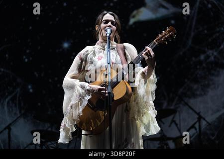 Naples, Italie. 1er décembre 2025. Carmen Consoli se produit au Teatro Augusteo pendant l'Amuri Luci - Tour 2025. (Photo par Andrea Gulí/SOPA images/SIPA USA) crédit : SIPA USA/Alamy Live News Banque D'Images