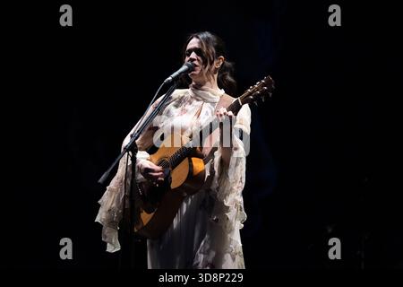 Naples, Italie. 1er décembre 2025. Carmen Consoli se produit au Teatro Augusteo pendant l'Amuri Luci - Tour 2025. (Photo par Andrea Gulí/SOPA images/SIPA USA) crédit : SIPA USA/Alamy Live News Banque D'Images