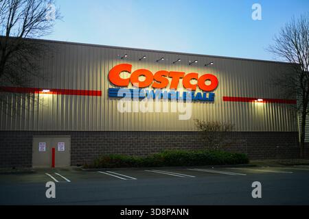 Woodinville, WA, États-Unis - 30 novembre 2025 ; enseigne commerciale de Costco en gros allumée à l'aube sur le bâtiment de l'entreprise Banque D'Images