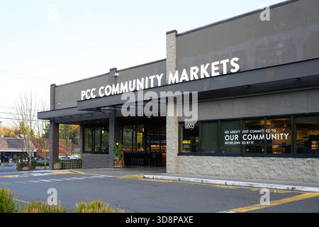Edmonds, WA, États-Unis - 30 novembre 2025 ; façade avec enseigne pour l'entreprise d'épicerie PCC Community Markets Banque D'Images