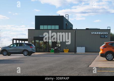 Chittenango, NY - 22 novembre 2025 : Chittenango Travel Plaza by Applegreen situé sur la I-90 à New York, avec Starbucks drive-in et Welcome Center Banque D'Images