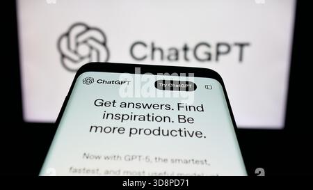 Dans cette illustration photo, un téléphone portable avec le site Web du chatbot génératif ai ChatGPT (OpenAI) est vu sur l'écran devant le logo. (Photo timon Schneider / SOPA images/SIPA USA) *** strictement à des fins éditoriales *** Banque D'Images
