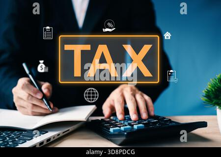 Concept fiscal avec homme d'affaires utilisant la calculatrice et l'écriture de notes, montrant la planification fiscale, déduction de revenu, et la stratégie financière dans les affaires et la personne Banque D'Images