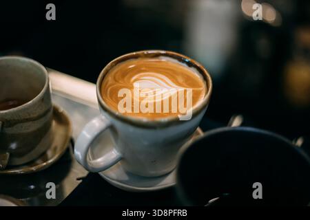 Gros plan tasse de café chaud dans le café, Focus sélectif Banque D'Images