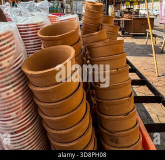 Gros plan de tasses à thé et de kullads dans un stand de thé Banque D'Images