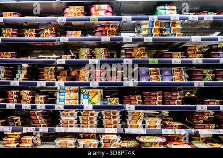Londres Royaume-Uni, novembre 28 2025, sélection de plats cuisinés britanniques populaires de supermarché Banque D'Images