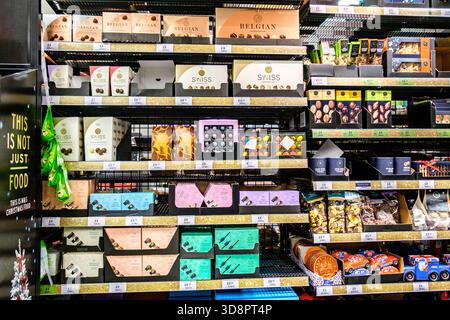 Londres Royaume-Uni, novembre 28 2025, sélection de boîtes de supermarché de confiseries au chocolat de luxe Banque D'Images