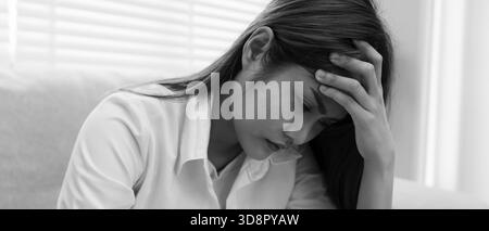 Malheureuse femme asiatique fille déçue, triste à propos du problème à la maison seule, se sentir seule, stressée, souffrant de mauvaise relation, rupture, divorce, FEM Banque D'Images
