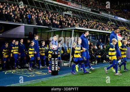 Broendby, Danemark. 1er décembre 2025. Les joueurs de Broendby IF entrent sur le terrain pour le match de Superliga 3F entre Broendby IF et FC Fredericia au Broendby Stadion à Broendby. Crédit : Gonzales photo/Alamy Live News Banque D'Images