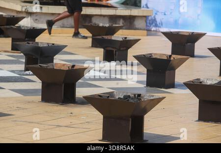 Les poêles sont utilisés pour cuisiner pendant le Firewood Jollof Festival 2,0 au parc Muri Okunola à Victoria Island, Lagos, Nigeria, le 30 novembre 2025. (Photo de Adekunle Ajayi/NurPhoto)0 Banque D'Images