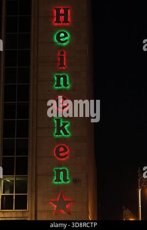 Dublin, Irlande - 28 novembre 2025 - signalisation festive Heineken illuminée verte et rouge sur le côté d'un bâtiment près du pont O'Connell dans la ville de Dublin par un après-midi sombre dans la capitale irlandaise Banque D'Images
