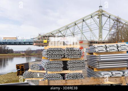 Elbbrücke Blaues Wunder Die historische Stahlbrücke Blaues Wunder, die die die Dresdner Stadtteile Blasewitz und Loschwitz verbindet, muss wieder einmal saniert werden, denn die alten Farbanstriche hatten nur eine begrenzte Standzeit. für die Bauarbeiten, wird ein Spezialgerüst erstellt. Dresde Sachsen Deutschland *** Pont de l'Elbe Blaues Wunder le pont historique en acier Blaues Wunder, qui relie les quartiers de Blasewitz et de Loschwitz à Dresde, doit être rénové une fois de plus parce que les anciens revêtements de peinture n'avaient qu'une durée de vie limitée Un échafaudage spécial est en cours de construction pour les constructi Banque D'Images