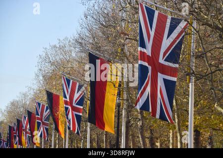 Londres, Royaume-Uni. 2 décembre 2025. Drapeaux allemands et Union Jacks bordent le Mall menant au palais de Buckingham avant la visite d'État du président allemand Frank-Walter Steinmeier. Crédit : Vuk Valcic/Alamy Live News Banque D'Images