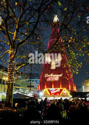 Dortmund, 25 novembre 2025 : le soi-disant plus grand arbre de Noël au monde au marché de Noël de Dortmund. 45 mètres de haut, 40 tonnes de poids, composé de 1 200 épinettes rouges et éclairé par 138 000 lumières LED de couleurs changeantes. Banque D'Images