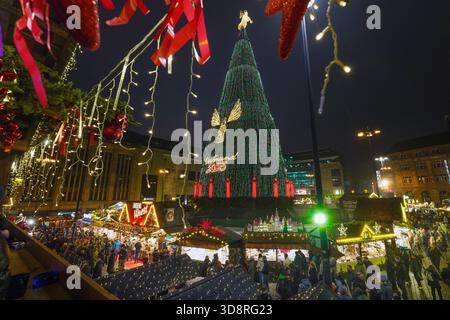Dortmund, 25 novembre 2025 : le soi-disant plus grand arbre de Noël au monde au marché de Noël de Dortmund. 45 mètres de haut, 40 tonnes de poids, composé de 1 200 épinettes rouges et éclairé par 138 000 lumières LED de couleurs changeantes. Banque D'Images
