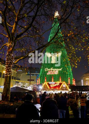Dortmund, 25 novembre 2025 : le soi-disant plus grand arbre de Noël au monde au marché de Noël de Dortmund. 45 mètres de haut, 40 tonnes de poids, composé de 1 200 épinettes rouges et éclairé par 138 000 lumières LED de couleurs changeantes. Banque D'Images