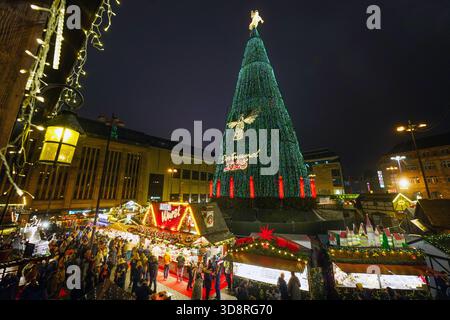 Dortmund, 25 novembre 2025 : le soi-disant plus grand arbre de Noël au monde au marché de Noël de Dortmund. 45 mètres de haut, 40 tonnes de poids, composé de 1 200 épinettes rouges et éclairé par 138 000 lumières LED de couleurs changeantes. Banque D'Images