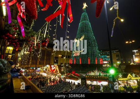 Dortmund, 25 novembre 2025 : le soi-disant plus grand arbre de Noël au monde au marché de Noël de Dortmund. 45 mètres de haut, 40 tonnes de poids, composé de 1 200 épinettes rouges et éclairé par 138 000 lumières LED de couleurs changeantes. Banque D'Images