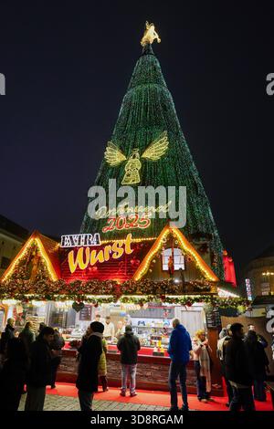 Dortmund, 25 novembre 2025 : le soi-disant plus grand arbre de Noël au monde au marché de Noël de Dortmund. 45 mètres de haut, 40 tonnes de poids, composé de 1 200 épinettes rouges et éclairé par 138 000 lumières LED de couleurs changeantes. Banque D'Images