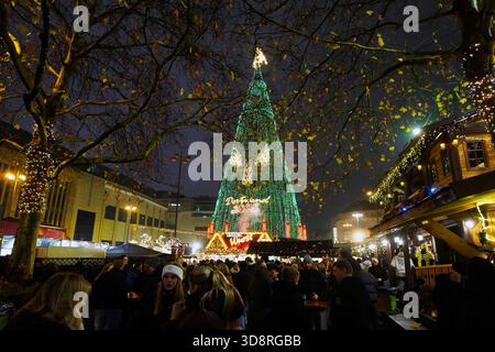 Dortmund, 25 novembre 2025 : le soi-disant plus grand arbre de Noël au monde au marché de Noël de Dortmund. 45 mètres de haut, 40 tonnes de poids, composé de 1 200 épinettes rouges et éclairé par 138 000 lumières LED de couleurs changeantes. Banque D'Images