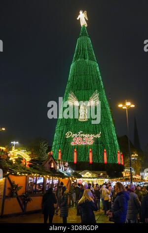Dortmund, 25 novembre 2025 : le soi-disant plus grand arbre de Noël au monde au marché de Noël de Dortmund. 45 mètres de haut, 40 tonnes de poids, composé de 1 200 épinettes rouges et éclairé par 138 000 lumières LED de couleurs changeantes. Banque D'Images